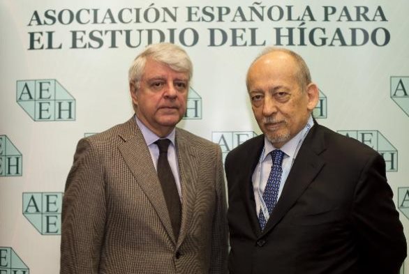 Rafael Esteban Mur, coordinador del 2º Consesno español sobre el Tratamiento de la hepatitis C, y Jaume Bosch, presidente de la Asociación Española para el Estudio del Hígado (AEHH)